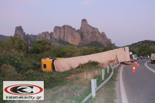 Ανατροπή φορτηγού στην ε.ο Τρικάλων - Ιωαννίνων