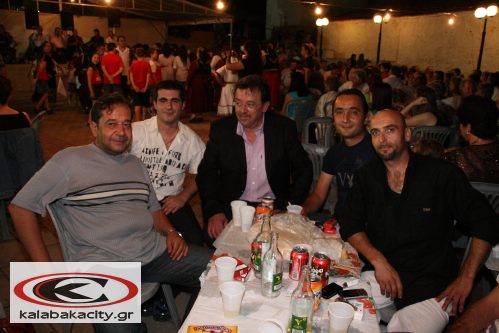 Τεράστια ήταν η επιτυχία που σημείωσε το πανηγύρι της Θεόπετρας την περασμένη Κυριακή 4 Ιουλίου. Στην κατάμεστη από κόσμο κεντρική πλατεία του χωριού εμφανίστηκαν τα χορευτικά τμήματα του Συλλόγου τα οποία χόρεψαν παραδοσιακούς χορούς από όλη την Ελλάδα. Μεγάλη εντύπωση έκανε η προσέλευση του κόσμου που ξεπέρασε κάθε προσδοκία στηρίζοντας έτσι τις προσπάθειες που γίνονται για αναβάθμιση και διατήρηση της πολιτιστικής κληρονομιάς του τόπου. Χαιρετισμό προς τους παρευρισκόμενους απηύθυνε ο Δήμαρχος Βασιλικής κ. Βάιος Ζιάκας ο οποίος συνεχάρη τον Εξωραϊστικό και Εκπολιτιστικό Σύλλογο Θεόπετρας για την προσφορά του και υποσχέθηκε οικονομική βοήθεια παρά τις δύσκολες ημέρες που διανύουμε. Παρών στην εκδήλωση έδωσαν Δημοτικοί Σύμβουλοι του Δήμου Βασιλικής, της Καλαμπάκας (Σακελλαρίου, Δήμου, Καρακώστας ) ο νομαρχιακός Σύμβουλος κ. Μπούρας, εκπρόσωποι συλλόγων καθώς επίσης και ο Γραμματέας του Πασόκ Καλαμπάκας κ. Παπαχρήστος.